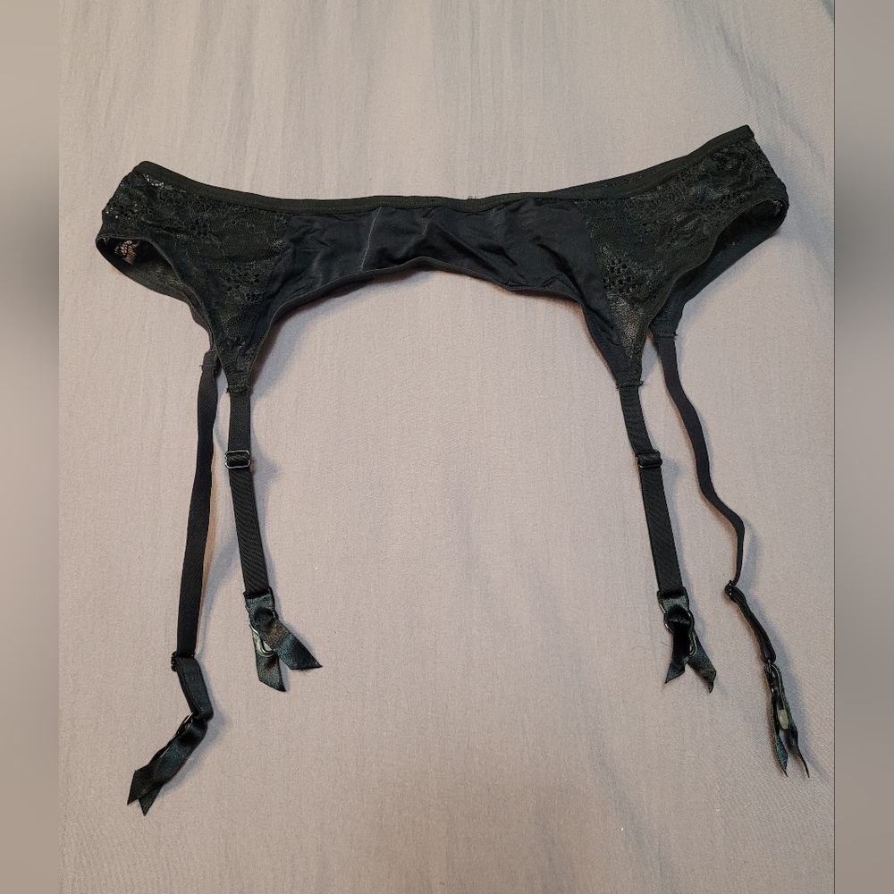 ✨️3/$25✨️ La SENZA Black Garter Belt